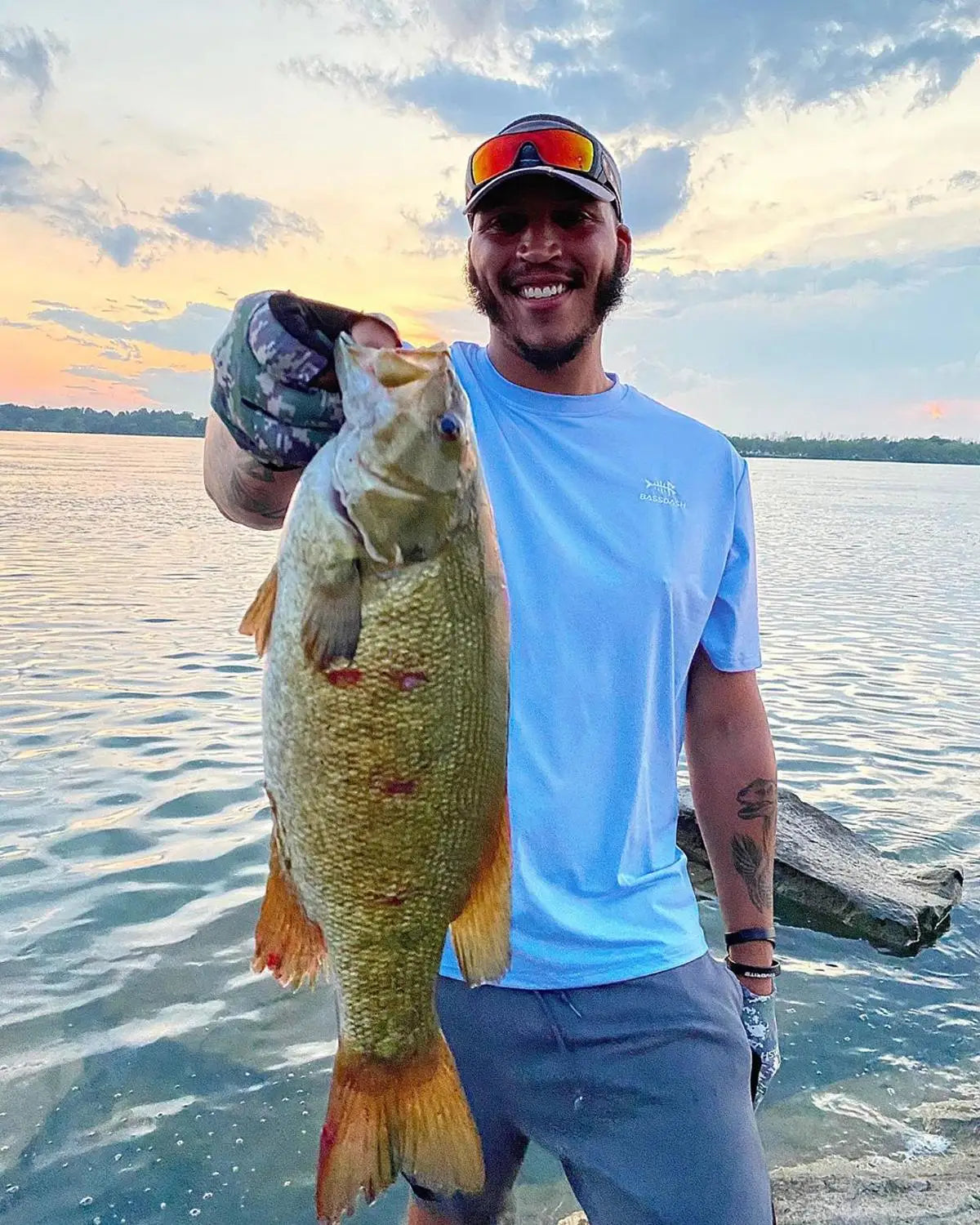 Bassdash Men’s UPF 50+ Sun Protection Fishing Shirt Short Sleeve UV T-Shirt