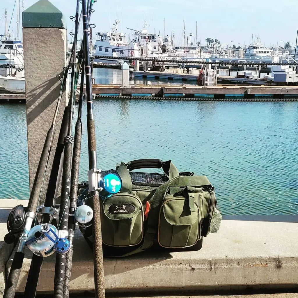 Bolsa de hombro BASSDASH para accesorios de pesca, ligera, resistente al agua, con funda protectora para lluvia y parte inferior moldeada rígida
