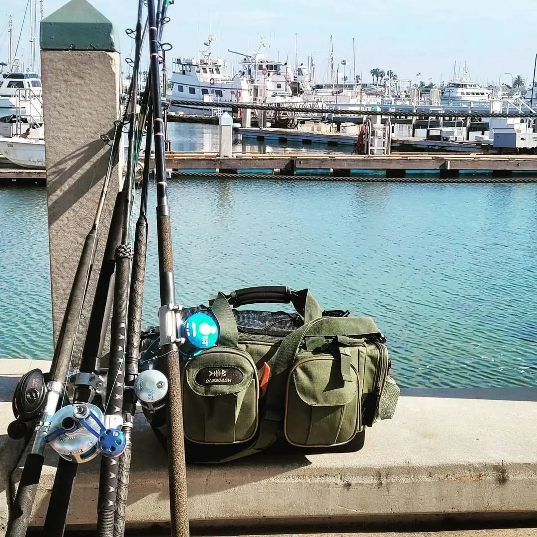 Bolsa de hombro BASSDASH para accesorios de pesca, ligera, resistente al agua, con funda protectora para lluvia y parte inferior moldeada rígida